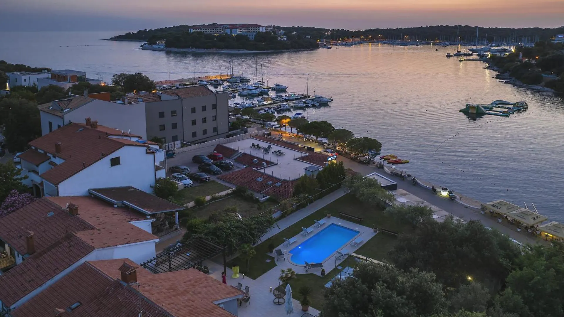 Villa Contessa Del Mar In Pula For 7 People Only 200 Meters From The Beach & Pet Friendly