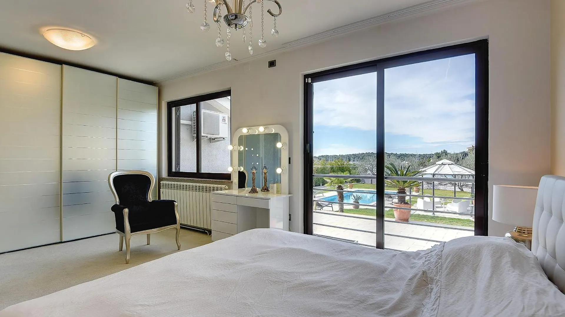 Villa Contessa Del Mar In Pula For 7 People Only 200 Meters From The Beach & Pet Friendly