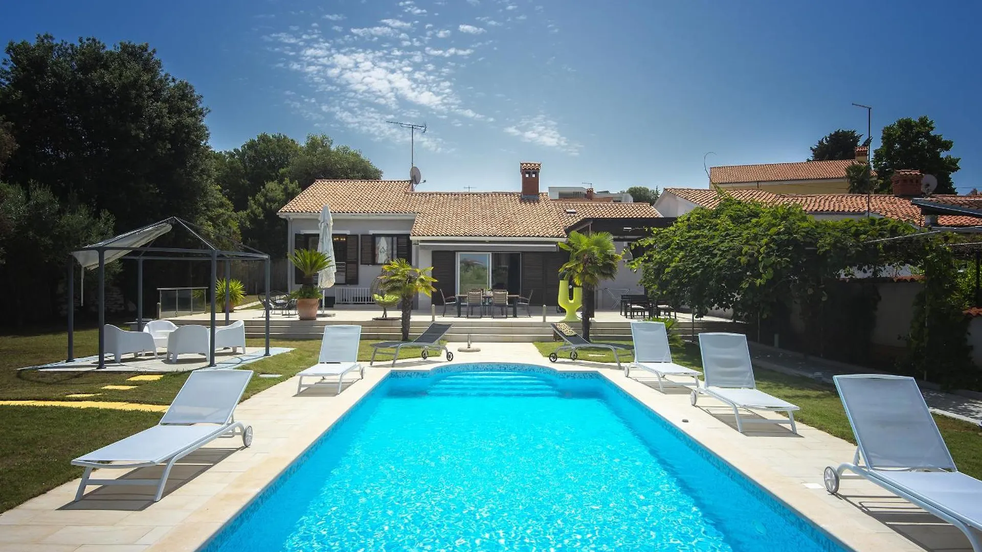 Villa Contessa Del Mar In Pula For 7 People Only 200 Meters From The Beach & Pet Friendly
