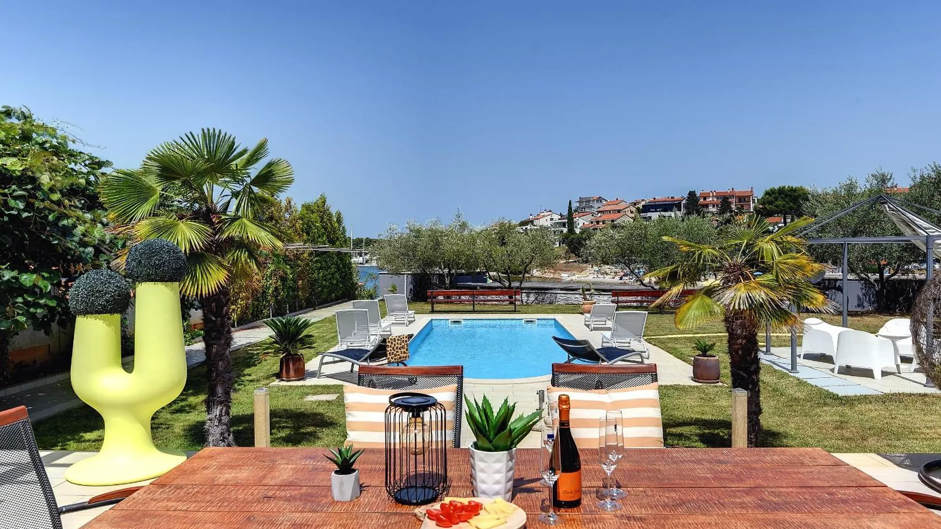 Villa Contessa Del Mar In Pula For 7 People Only 200 Meters From The Beach & Pet Friendly Croatia