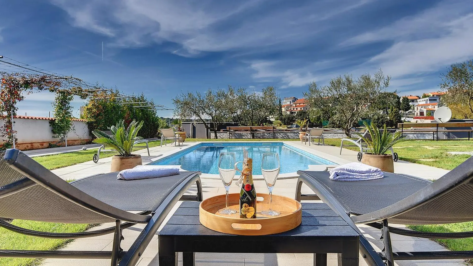 Villa Contessa Del Mar In Pula For 7 People Only 200 Meters From The Beach & Pet Friendly