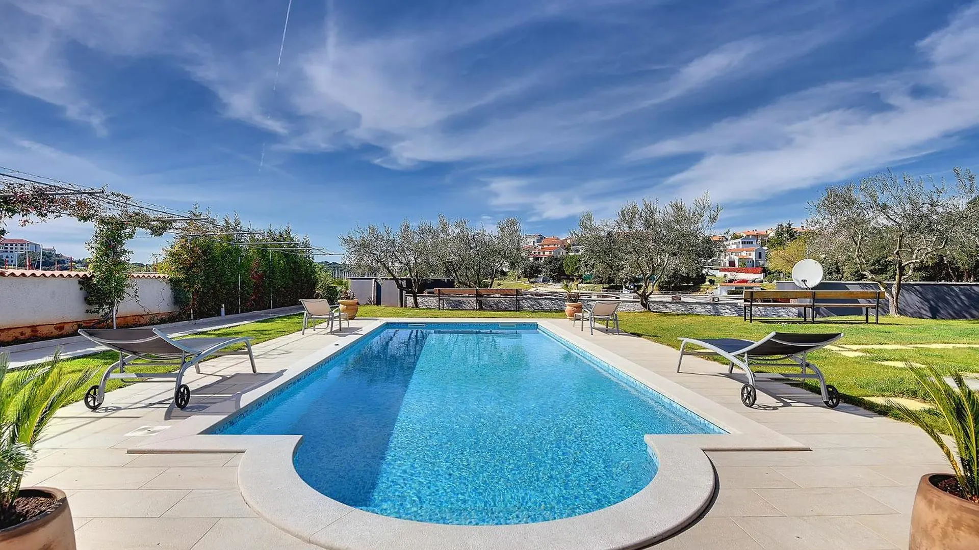 Villa Contessa Del Mar In Pula For 7 People Only 200 Meters From The Beach & Pet Friendly