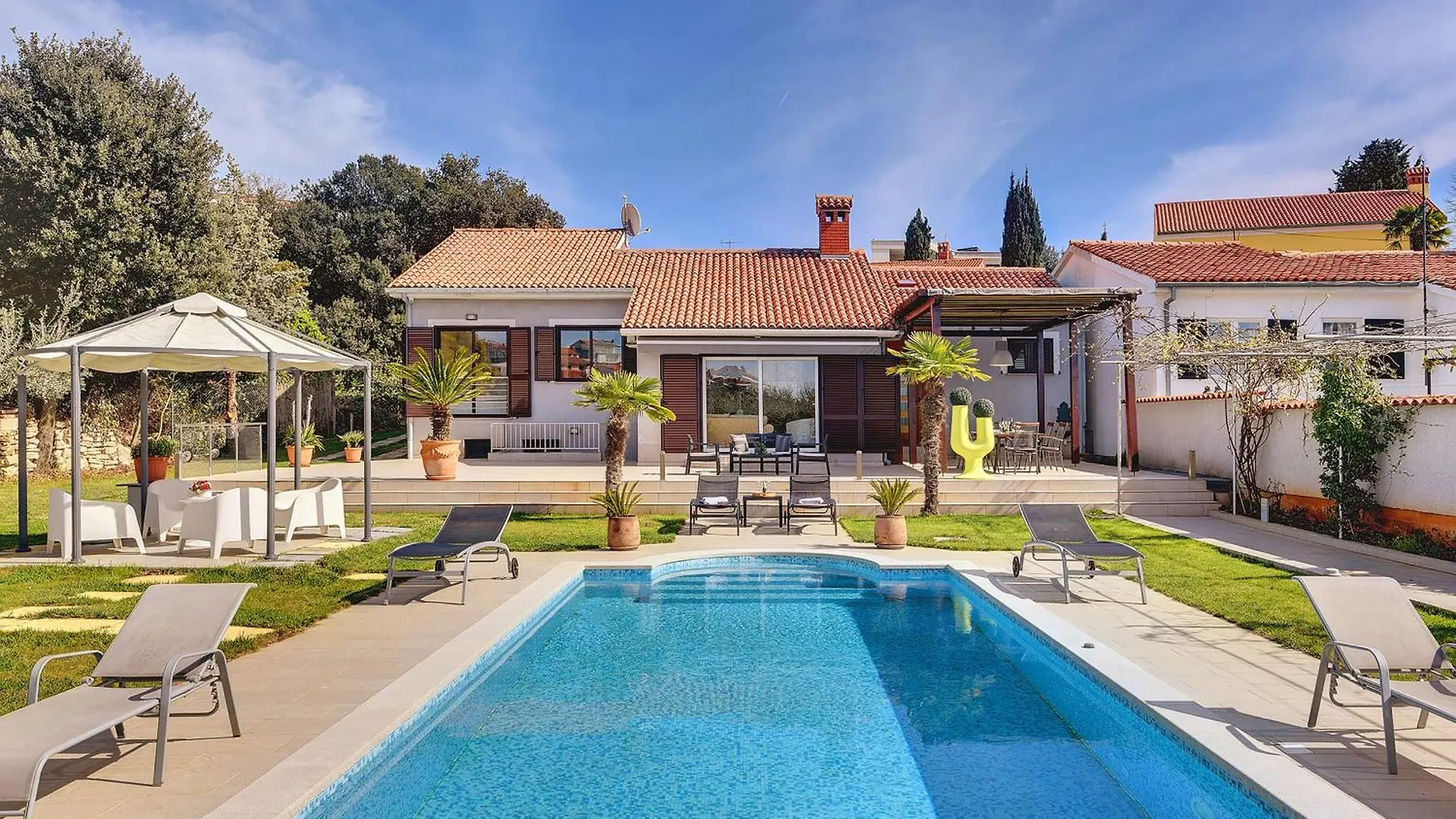 Villa Contessa Del Mar In Pula For 7 People Only 200 Meters From The Beach & Pet Friendly